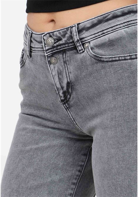Jeans a vita bassa svasati grigi da donna con logo VERSACE JEANS COUTURE | 77HAB506CDW27909